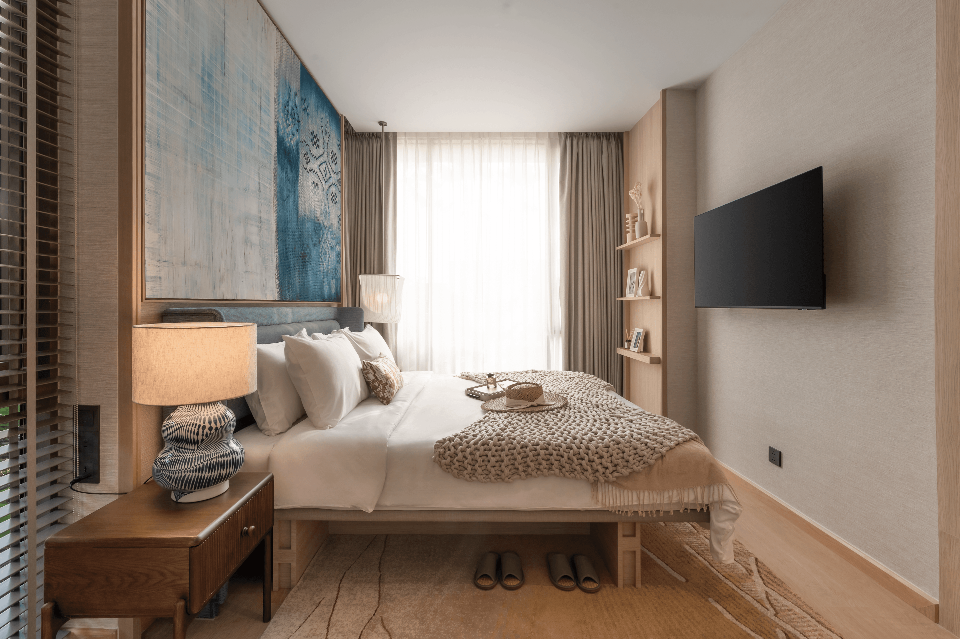 Show unit 2BR — спальня (реальное фото)